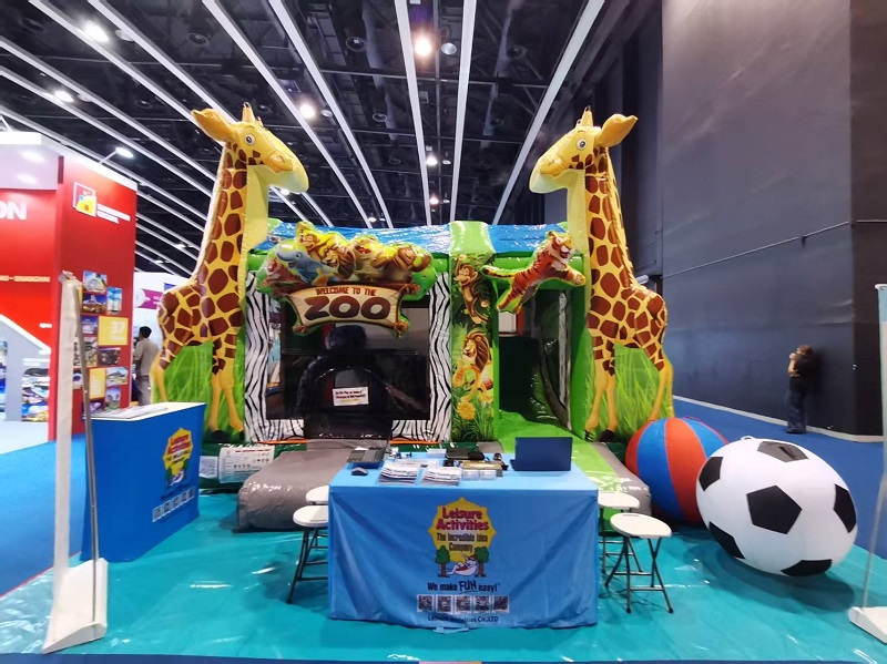 Leisure Activities® хайуанаттар бағын IAAPA EXPO ASIA көрмесіне 4 метрлік үрлемелі қалқымалы сараймен әкеледі. Leisure Activities® хайуанаттар бағын IAAPA EXPO ASIA көрмесіне 4 метрлік үрлемелі қалқымалы сараймен әкеледі.